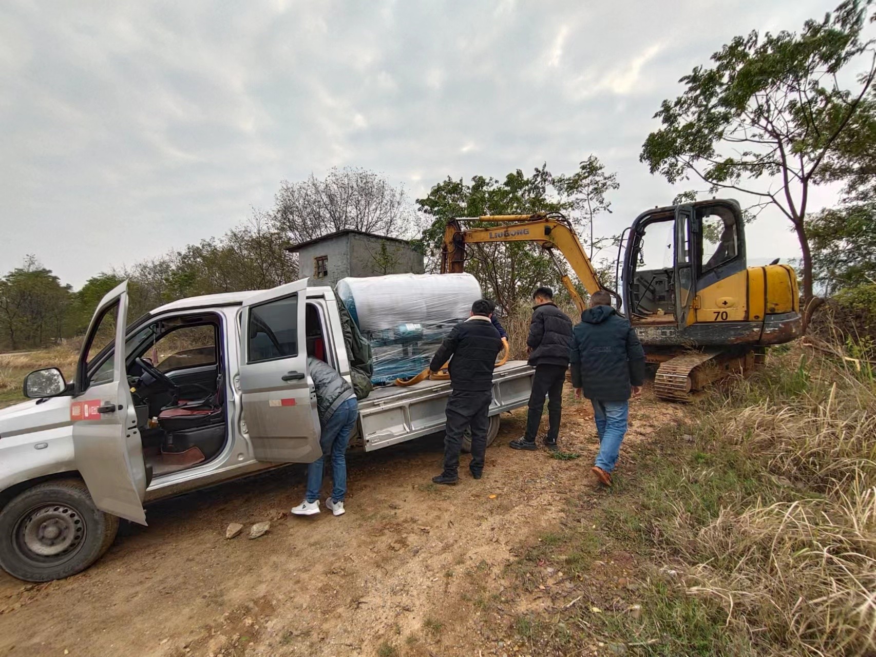 浮船式潛水泵準備投入到花椒灌溉中